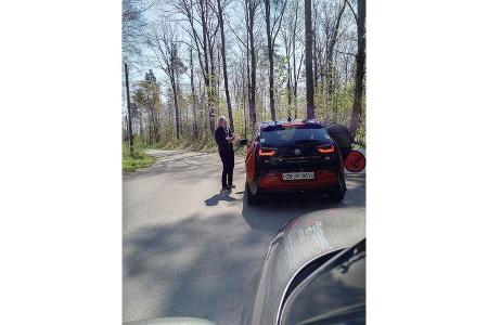 Beliebt waren auch Fragerunden unterwegs: Man bekam als Team jeweils eine Frage von links und rechts ins Auto gereicht, die ...