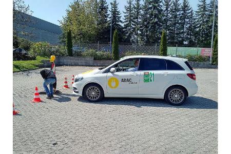 Eine Fahrprüfung fand auf dem Gelände eines Autohauses statt: Zunächst zog jeder Teilnehmer einen Zettel, auf dem eine Länge...