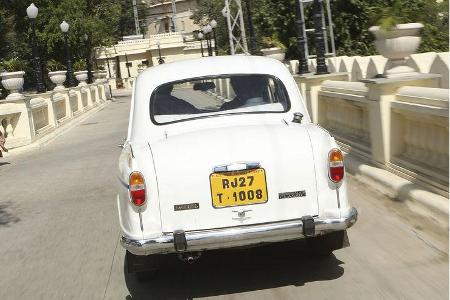 Bei dem Fahrzeug handelt es sich um einen immer wieder aktualisierten Nachbau des britischen Morris Oxford Series III von 1948.