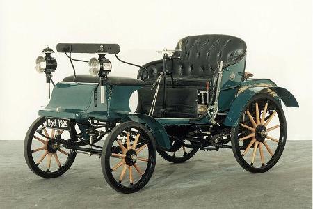 Im Jahr 1899 stellte Opel das erste Automobil der Firmengeschichte vor, den Patent Motorwagen System Lutzmann.