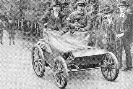 1901: Opel verewigt sich zum ersten Mal in den Siegerlisten. Heinrich von Opel gewinnt das Bergrennen auf dem Königsstuhl.