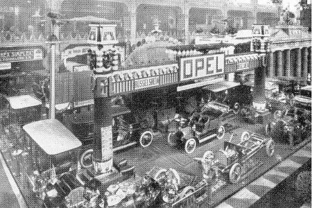 1906: Opel-Stand auf der Automobilausstellung in Berlin. Mit dem Opel-Darracq 30/32 hatte Opel erstmals ein Vierzylinder-Aut...