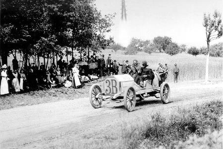 Legendäres Rennen: Carl Jörns am Steuer des Opel Werksrennwagen beim Kaiserpreisrennen am 14.06.1907.