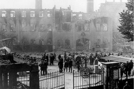 1911: Beim Brand in der Nacht vom 19. auf den 20. August 1911 werden große Teile der Fabrik vernichtet.