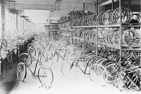 1912: Wichtiges Standbein ist die Fahrradproduktion.