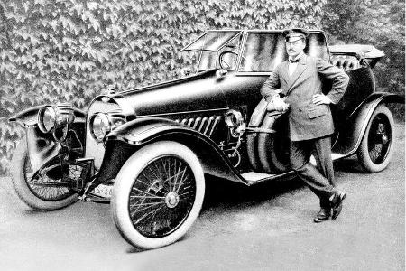 1912: Großherzog Ernst Ludwig von Hessen und bei Rhein posiert vor einem Opel 40/100 PS.