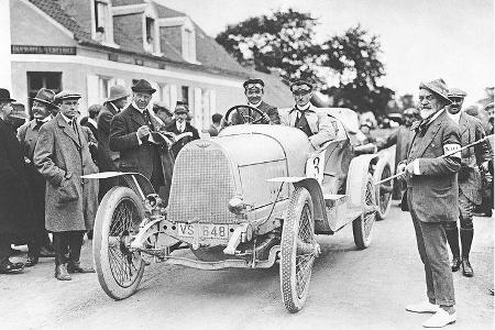 1913: Beim Automobilmeeting von Huy, Belgien im Oktober 1913 siegt Carl Jörns in der Gruppe bis vier Liter und wird Gesamtsi...