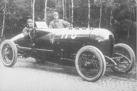 1914: Carl Jörns am Steuer eines 12,3 Liter Opel-Rennwagens von 1914 mit eindrucksvollen 260 PS. Neben ihm steht sein Beifah...
