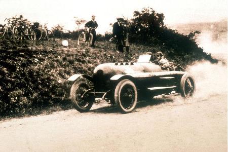 1914 und 1925: Carl Jörns belegt mit dem 12,3 Liter 260 PS Rennwagen von 1914 beim Schauinsland Bergrennen im August 1925 de...