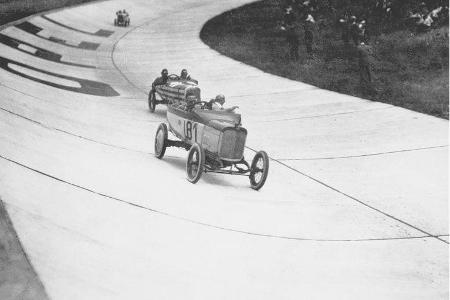 1920: Unterwegs auf der Opel-Rennbahn.