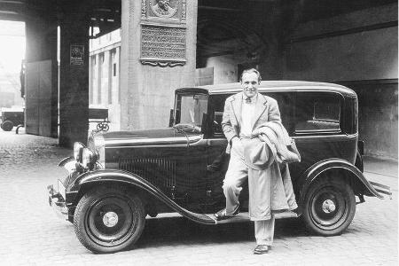 1932: Luis Trenker mit seinem Opel 1,2 Liter im Innenhof des Opel Hauptportals in Rüsselsheim.