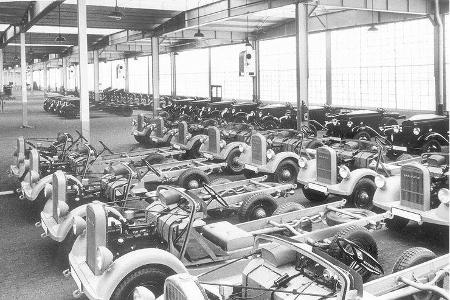 1936: Opel Blitz Fahrgestelle in einer Montagehalle des Werkes Brandenburg.