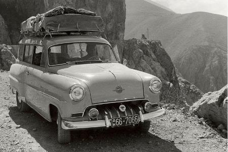 1954: Der Opel Olympia Rekord Caravan beweist bei einer Südamerika- Expedition der Universität Heidelberg im Frühjahr 1954 s...