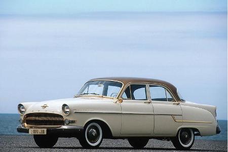 1956: Am 9. November 1956 läuft der Zweimillionste Opel-Wagen, ein teilvergoldeter Kapitän vom Band des Werkes Rüsselsheim.
