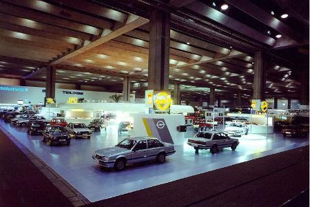 1985: Der Opel-Stand auf der IAA 1985 in Frankfurt/Main.
