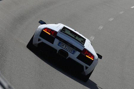Spätestens wenn das Fahrzeug in Richtung 300 km/h entgegeneilt kommt die aerodynamische Komponente verstärkt ins Spiel.