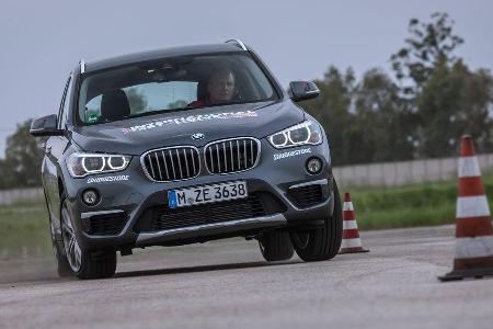 BMW X1 xDrive 20i xLine, Frontansicht, Slalom