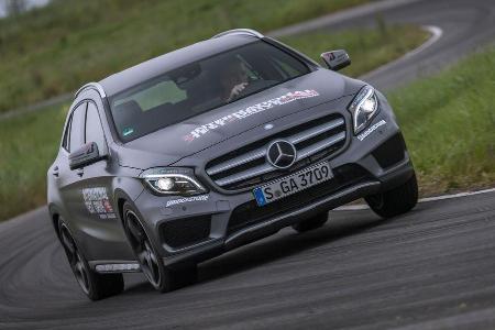 Mercedes GLA 250 4Matic AMG Line, Frontansicht, Slalom