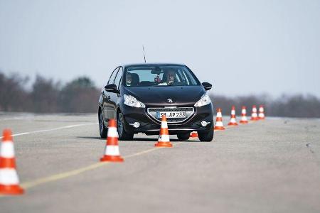 Peugeot 208 e-Hdi 115, Frontansicht, Slalom