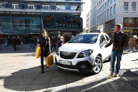 Opel Mokka 1.4 Turbo 4x4, Frontansicht, Einkautstraße