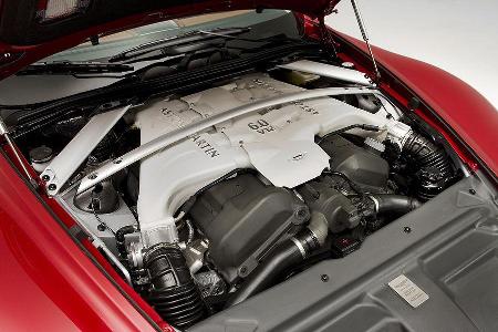 Der 5,9 Liter-V12 füllt den Motorraum vollständig aus.