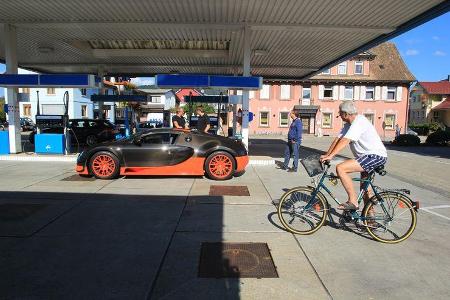 Bugatti Veyron 16.4 Super Sport, Seitenansicht, Tankstelle