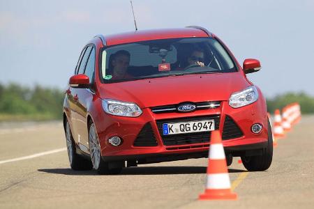 Ford Focus 1.6 Ecoboost Turnier Titan, Frontansicht, Slalom