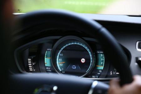 Volvo V40 D4 Summum, Lenkrad, Display