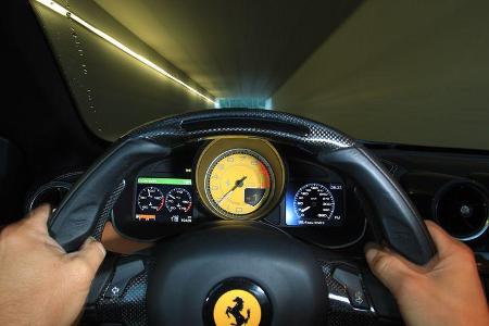 Ferrari FF, Lenkrad, Tacho