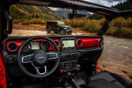 Das Cockpit des Wrangler erhält ein digitales Display zwischen den beiden Rundinstrumenten. Der mittige Bildschirm wird im n...