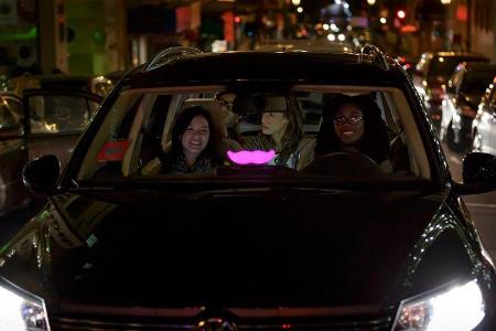 ... ruft man sich einen Privatmenschen als Fahrer, der einen von A nach B bringt. Zu einem Bruchteil der Taxikosten. Und tro...