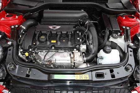 Dank eines kräftig anblasenden Turboladers mobilisiert der 1,6-Liter-Vierzylinder des JCW Clubman 211 PS.