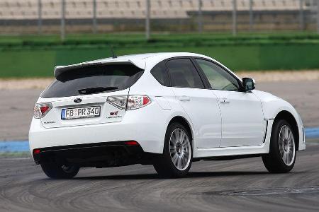 Der Impreza legte trotz kompakteren Ausmaßen ebenso an Gewicht zu, büßt dabei aber weniger an fahrdynamischer Qualität ein.