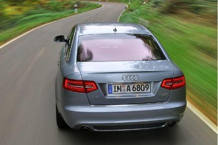 Am Heck blitzen die größten Änderungen: neue, zweigeteilte LED-Rückleuchten und ein kleiner Spoilerbürzel.