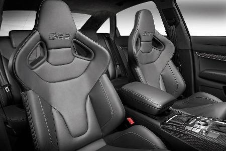 Das Interieur ist komplett in Schwarz gehalten.