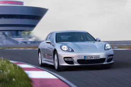Das Gesicht des Panamera lehnt sich an die 911- und Cayman/Boxster-Modelle an.