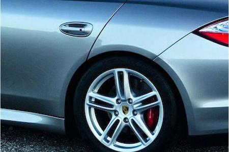Serienmäßig rollen Panamera S und 4S auf 18-Zöllern.
