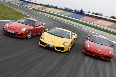 Der Porsche reitet seine Turbo-Welle, in der Mitte röhrt der Lamborghini, und der Scuderia federt außen um die Kurve.