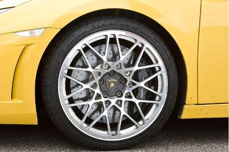 Wie die beiden anderen Boliden rollt auch der Lambo auf 19-Zöllern.