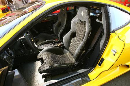 Rennsport-Atmosphäre im italienischen Interieur.