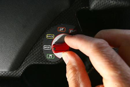 Schalter am Lenkrad zum Vorwählen der fünf Setups für verschiedene Einsatzbereiche.