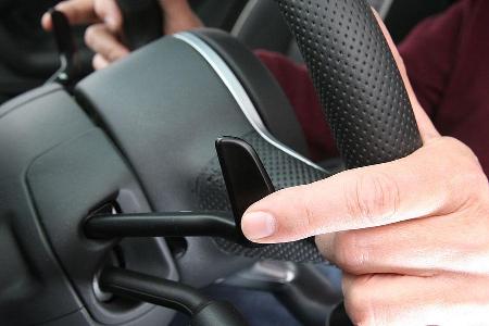E-Gear, das automatisierte Sechsganggetriebe (9.520 Euro), gewährt Besinnungspausen von 120 Millisekunden - ohne wie früher ...