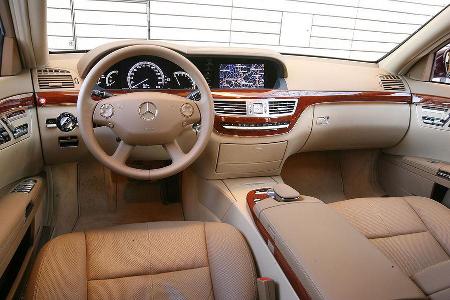 Das Ambiente im Mercedes wirkt edler als im Lexus.