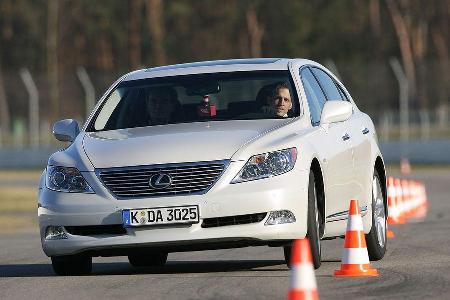 Beim Fahren des Lexus geht Sicherheit vor Agilität.