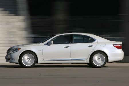 Die gestreckte, glattflächige Form des Lexus wirkt eigenständig und bietet dem Fahrtwind wenig Widerstand.