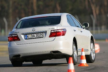 Die gefühllose Aktivlenkung macht den Fahrspaß nicht größer.