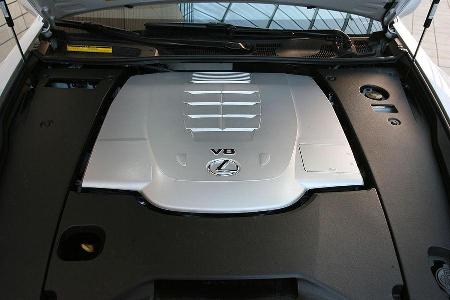 So wenig, wie man von dem 4,6-Liter-V8 sieht, hört man auch von ihm.