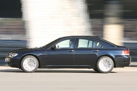 Der BMW ist straffer gefedert als seine Konkurrenten