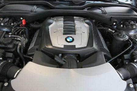Beim Ausdrehen klingt der BMW-V8 durchaus sportlich.