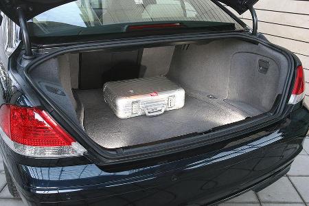 Im BMW sind Kofferraumvolumen und Zuladung nicht sonderlich generös.